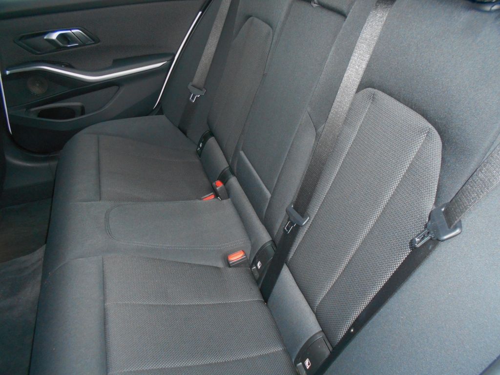 BMW 318 2021