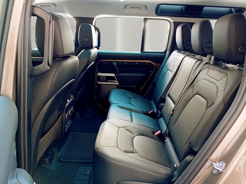 Land Rover Defender 2024