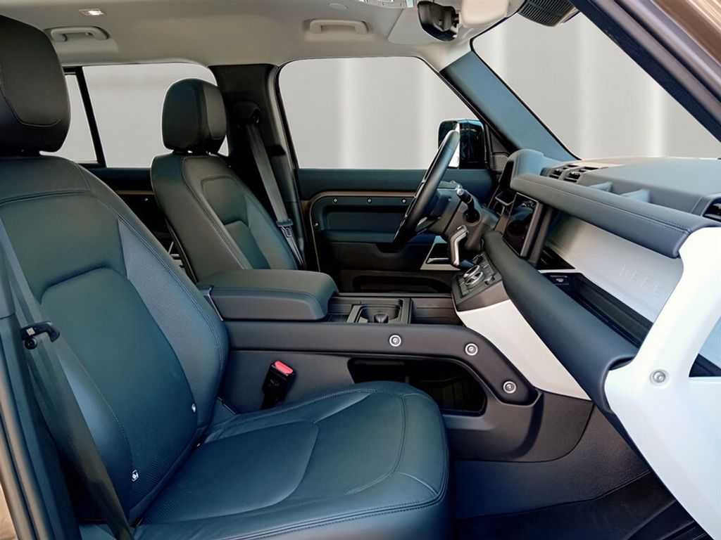 Land Rover Defender 2024