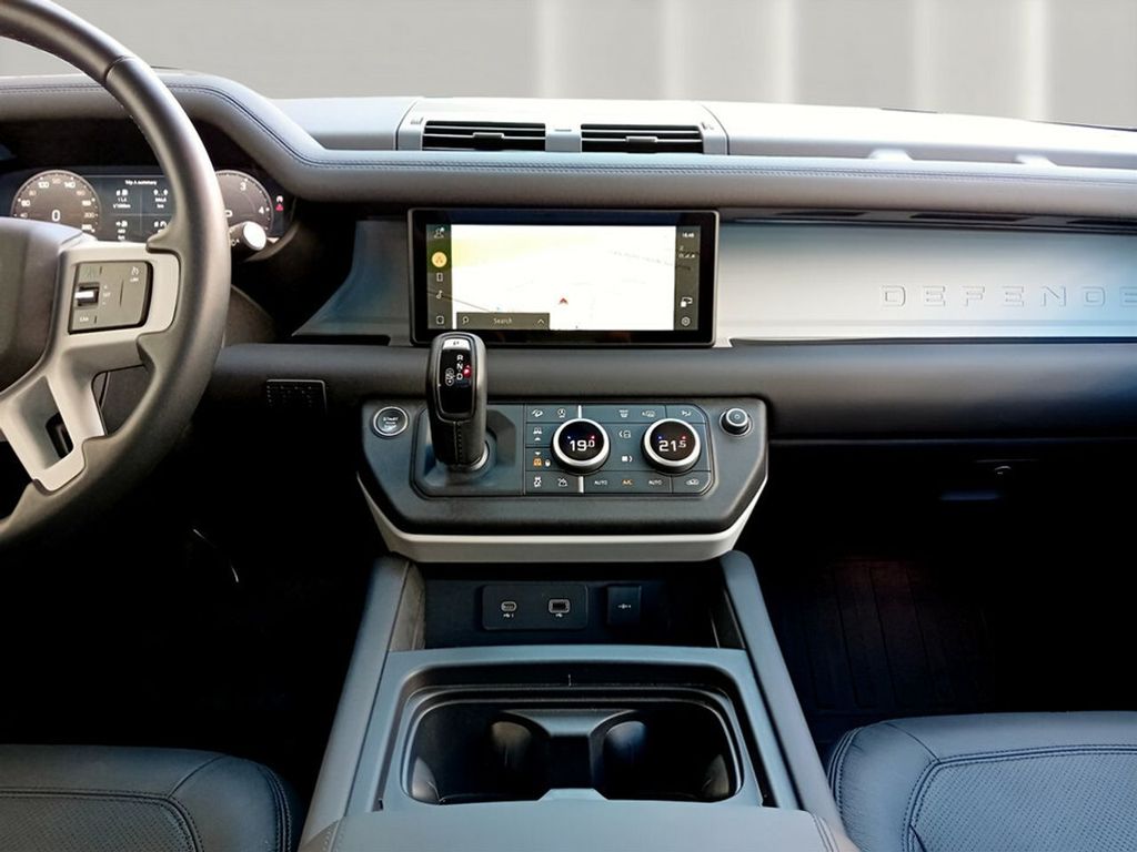 Land Rover Defender 2024