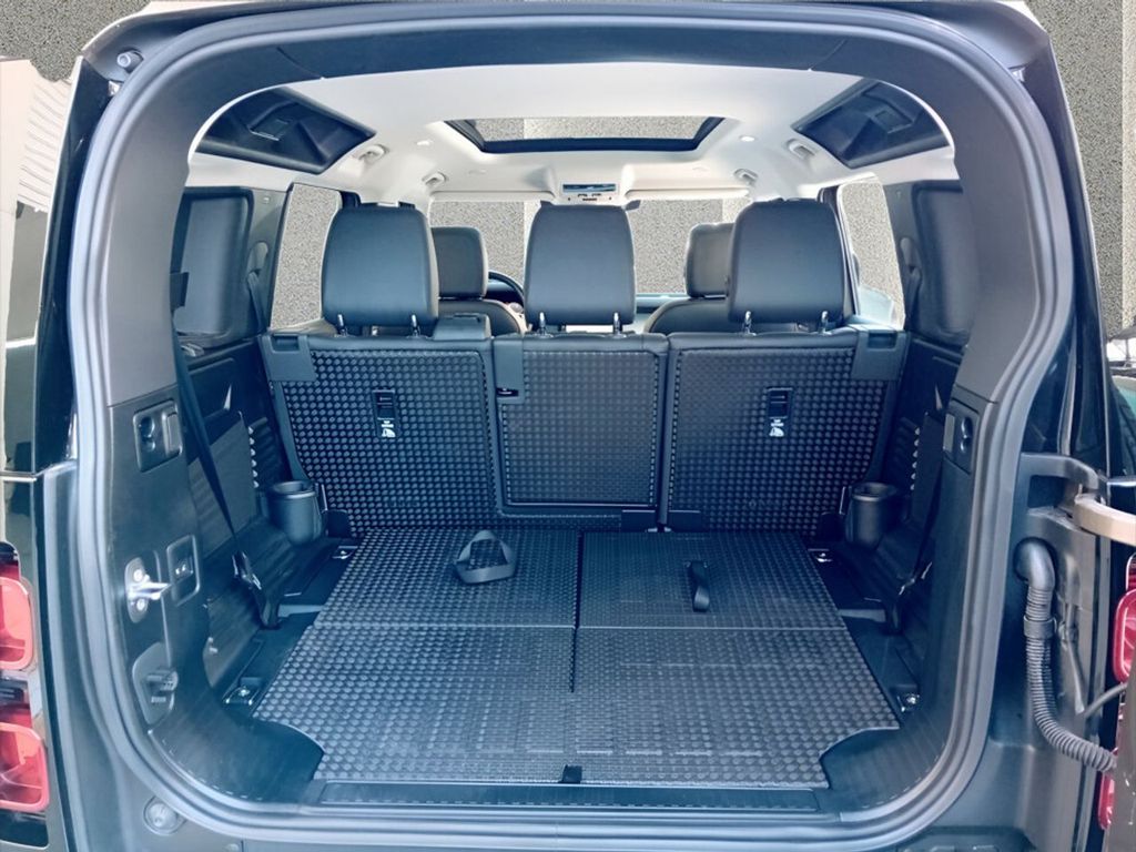 Land Rover Defender 2024