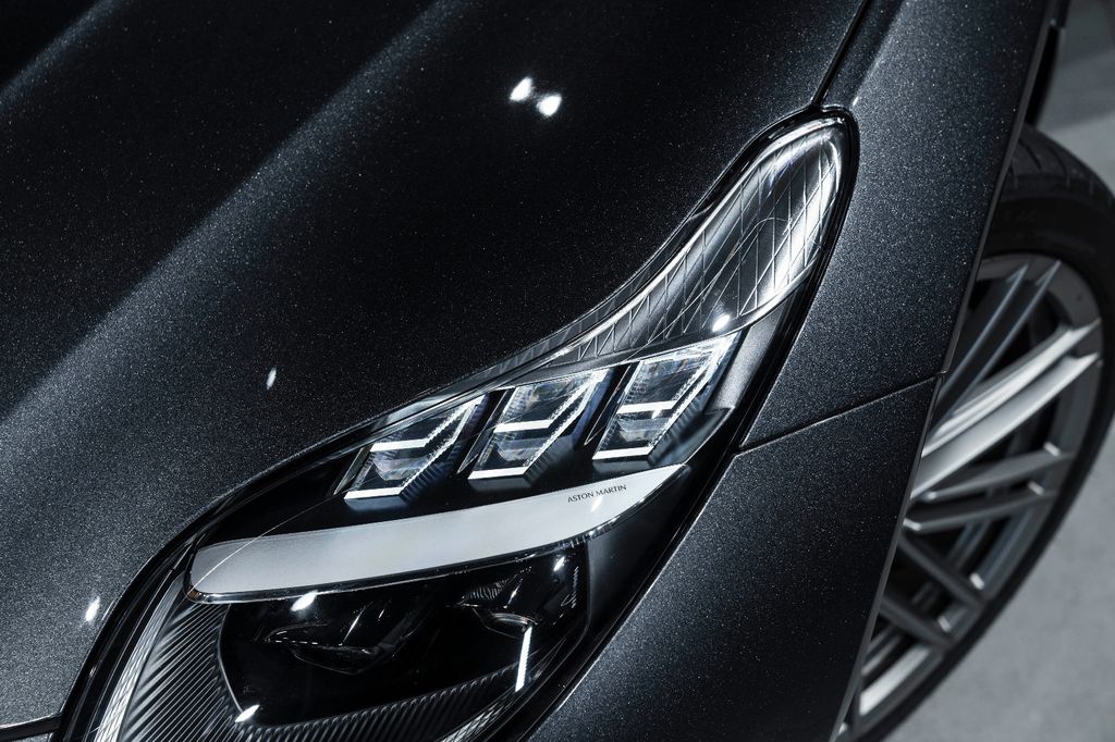 Aston Martin DB12 2025