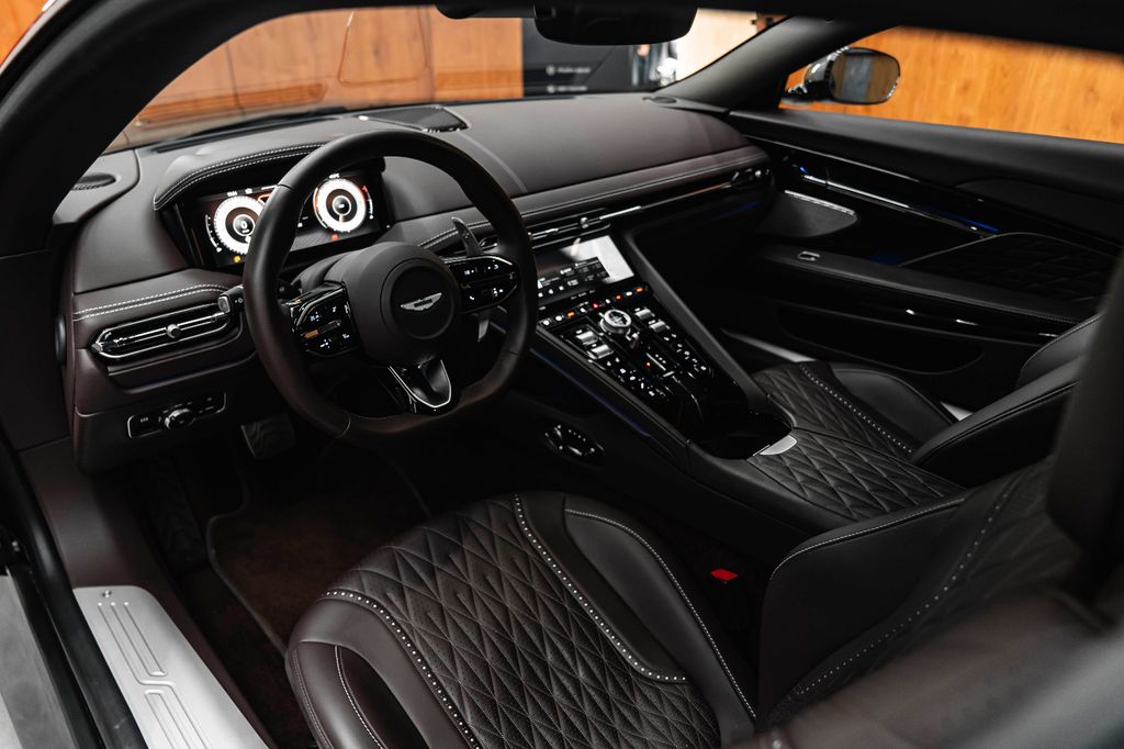 Aston Martin DB12 2025