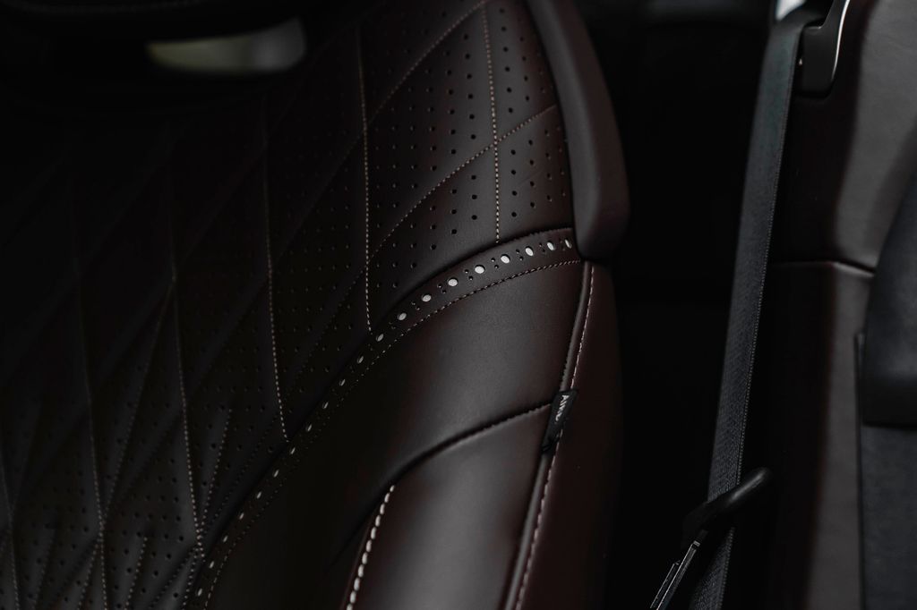 Aston Martin DB12 2025