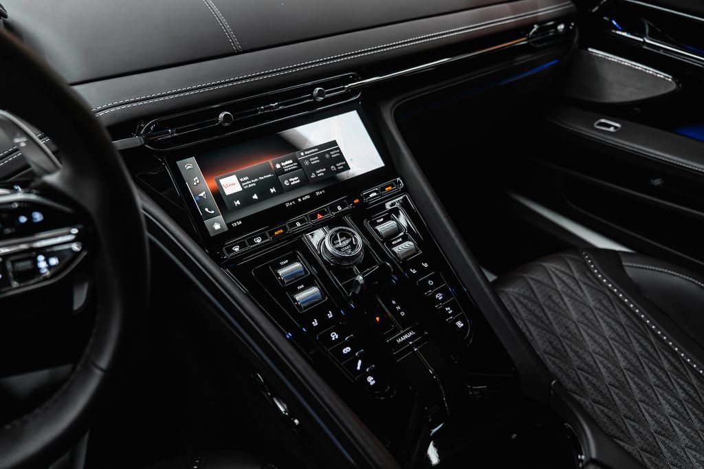 Aston Martin DB12 2025