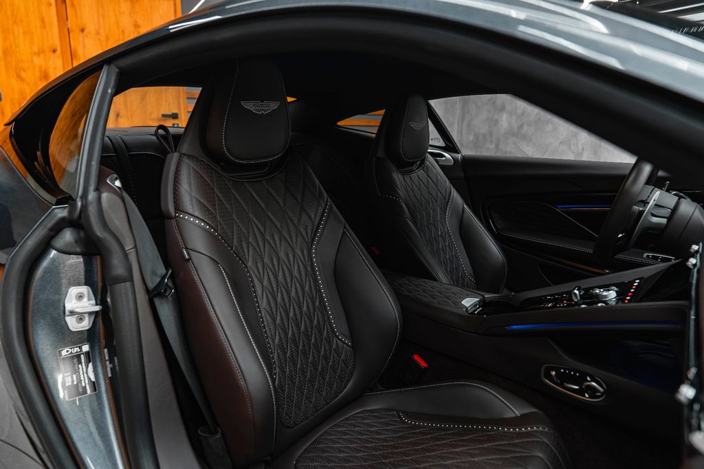 Aston Martin DB12 2025