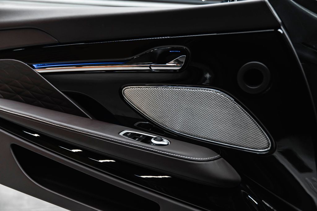 Aston Martin DB12 2025