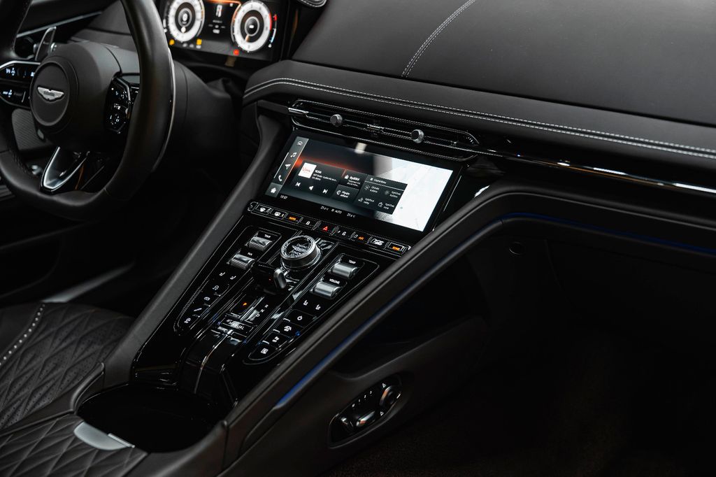 Aston Martin DB12 2025