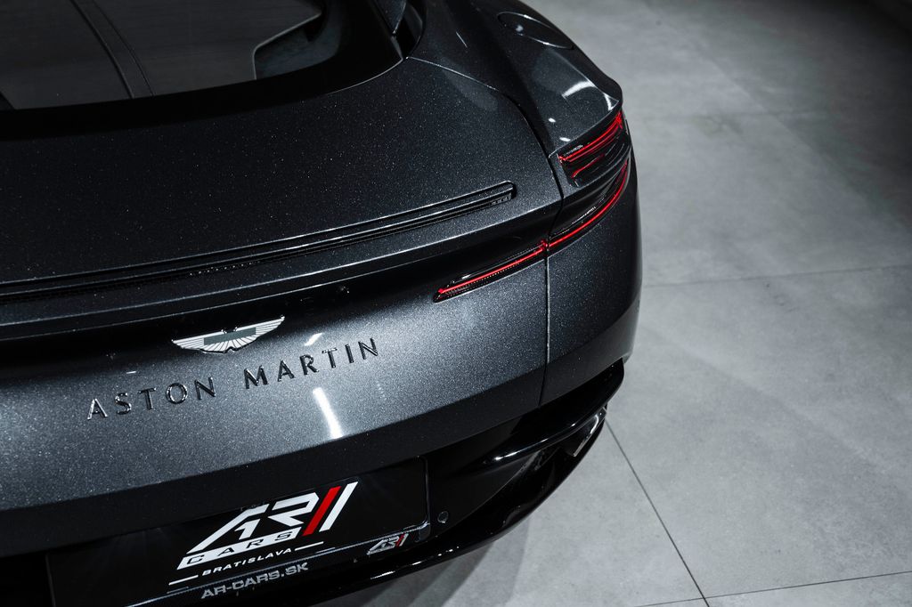 Aston Martin DB12 2025