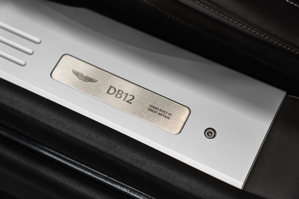 Aston Martin DB12 2025