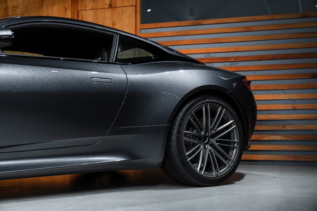 Aston Martin DB12 2025