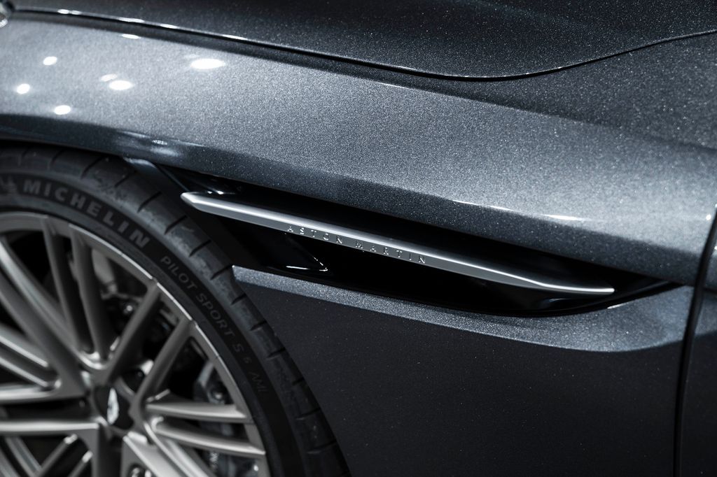 Aston Martin DB12 2025