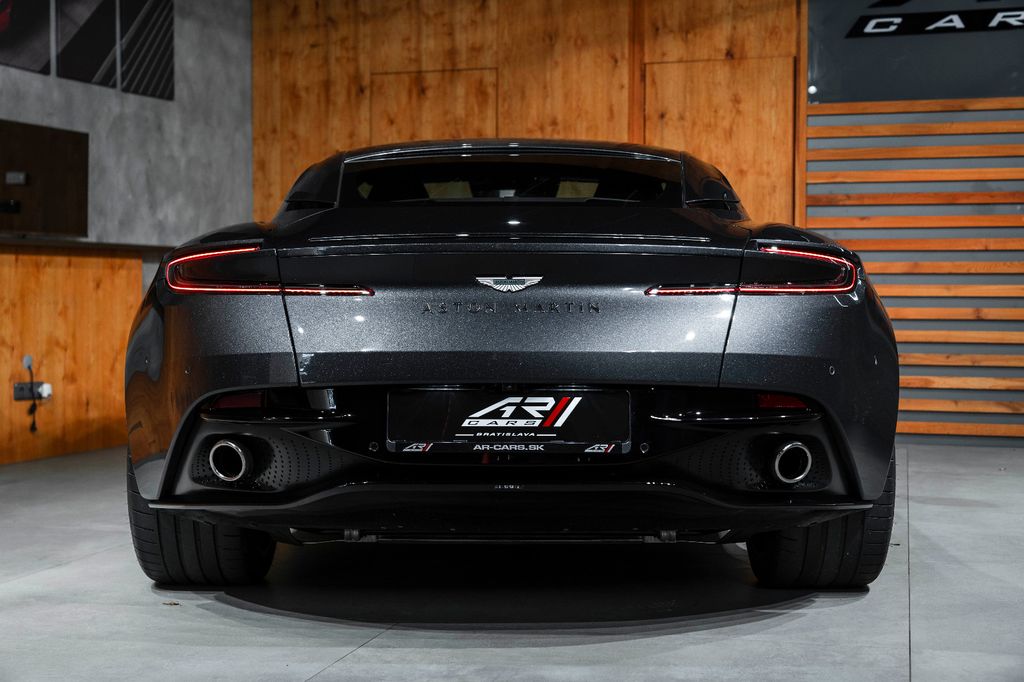 Aston Martin DB12 2025