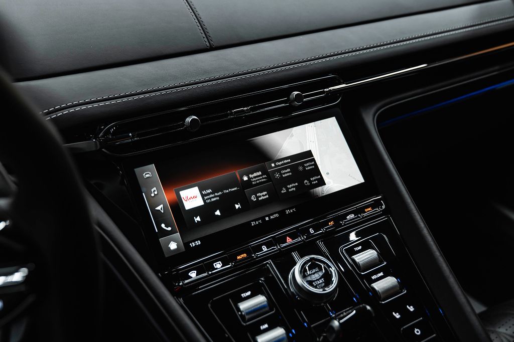 Aston Martin DB12 2025