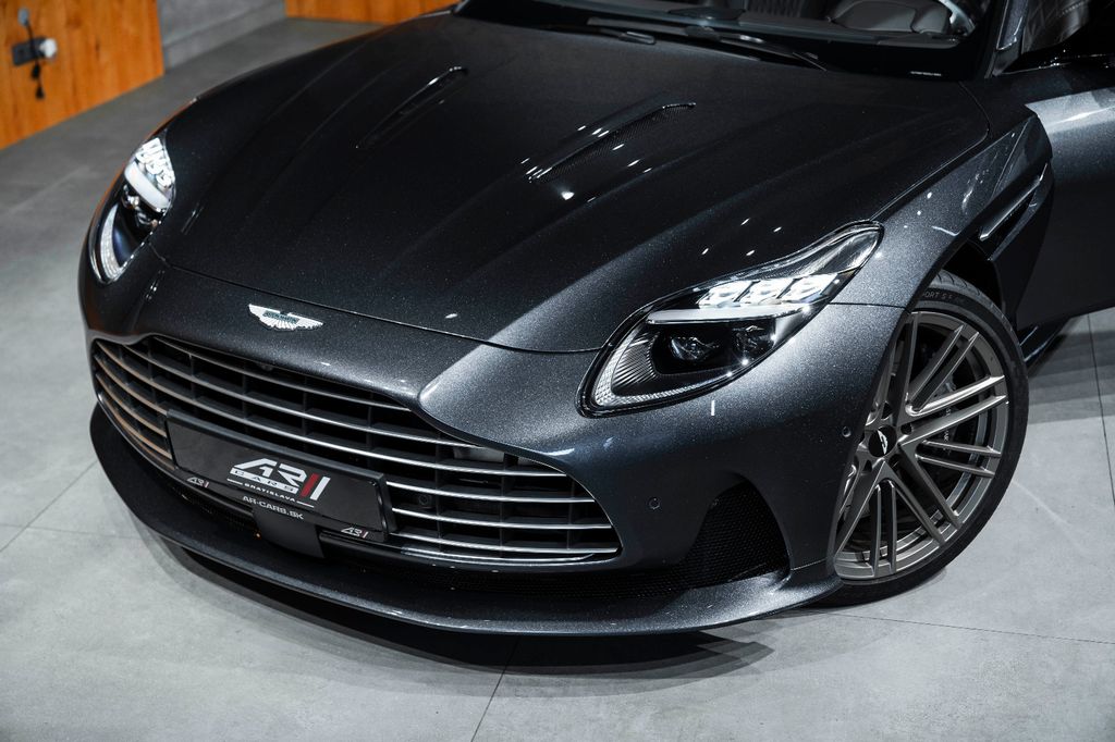 Aston Martin DB12 2025