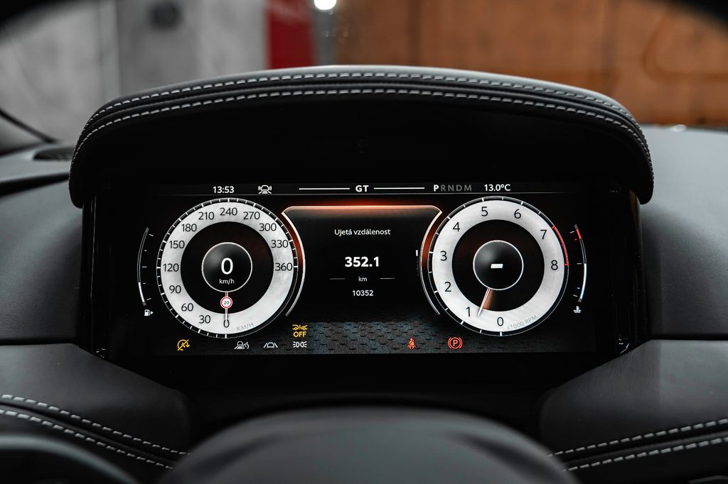 Aston Martin DB12 2025