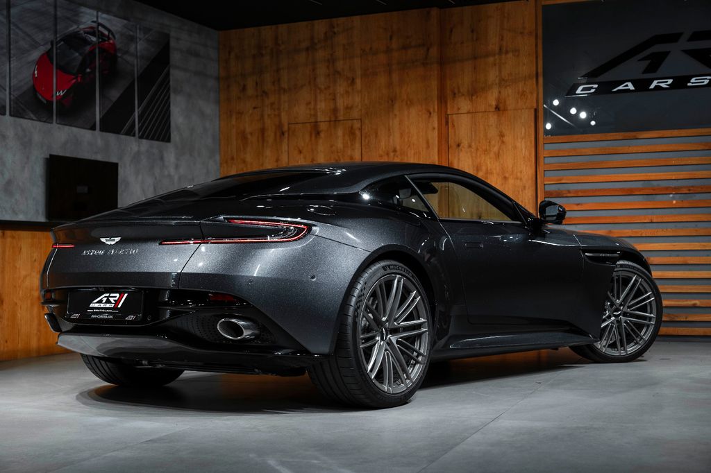 Aston Martin DB12 2025