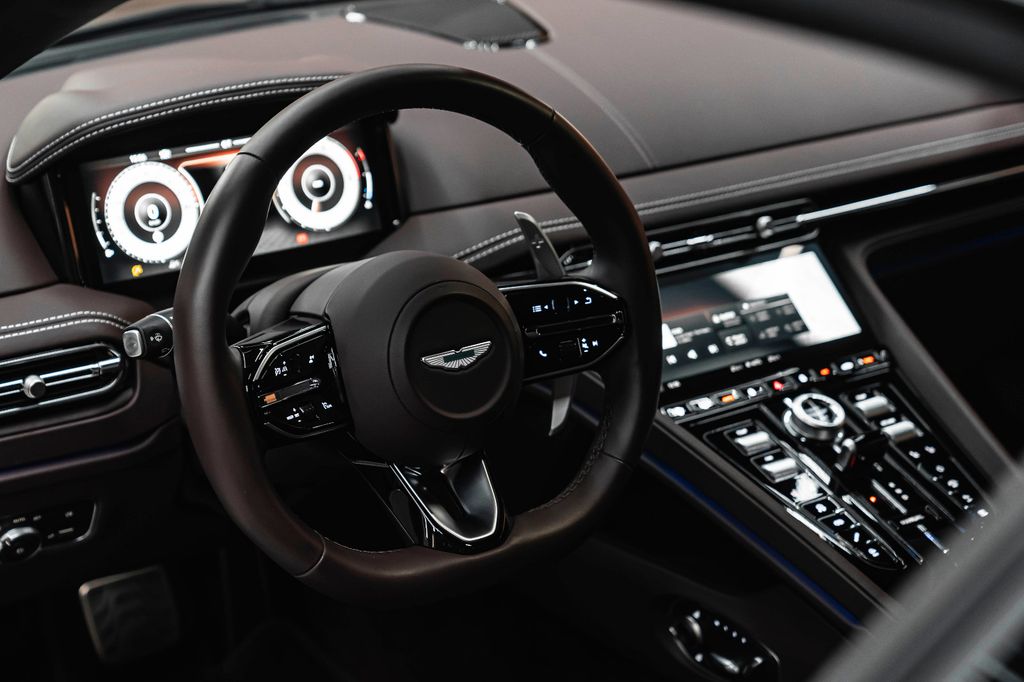 Aston Martin DB12 2025