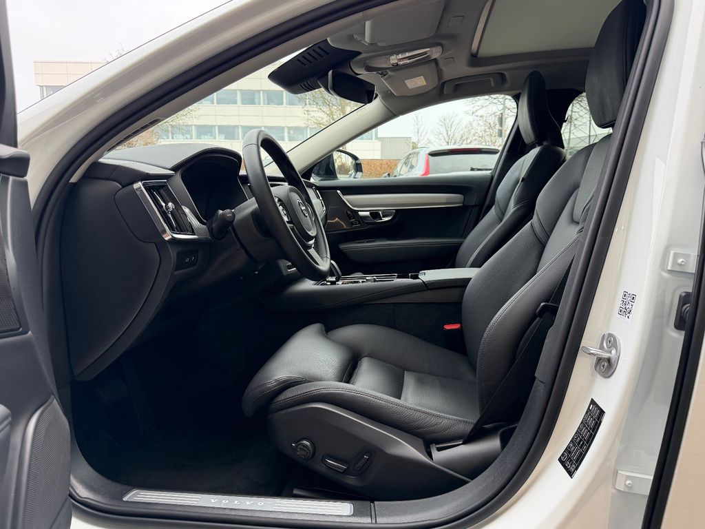 Volvo V90 2025