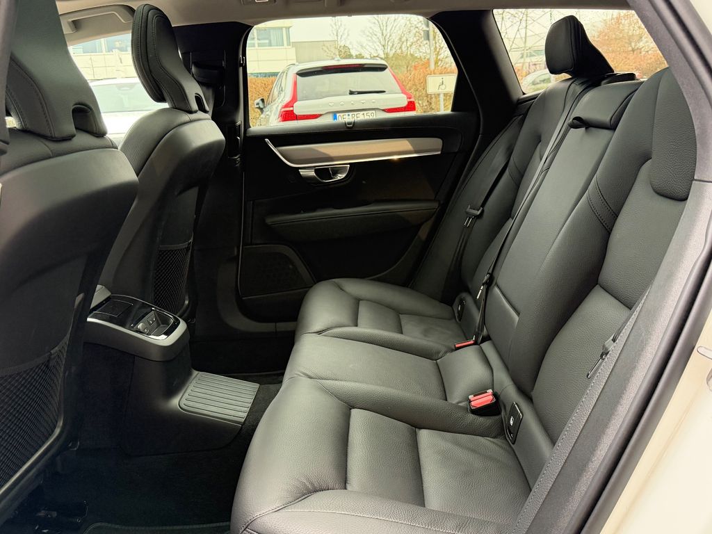 Volvo V90 2025