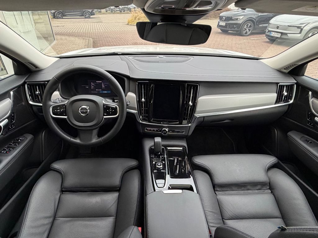 Volvo V90 2025