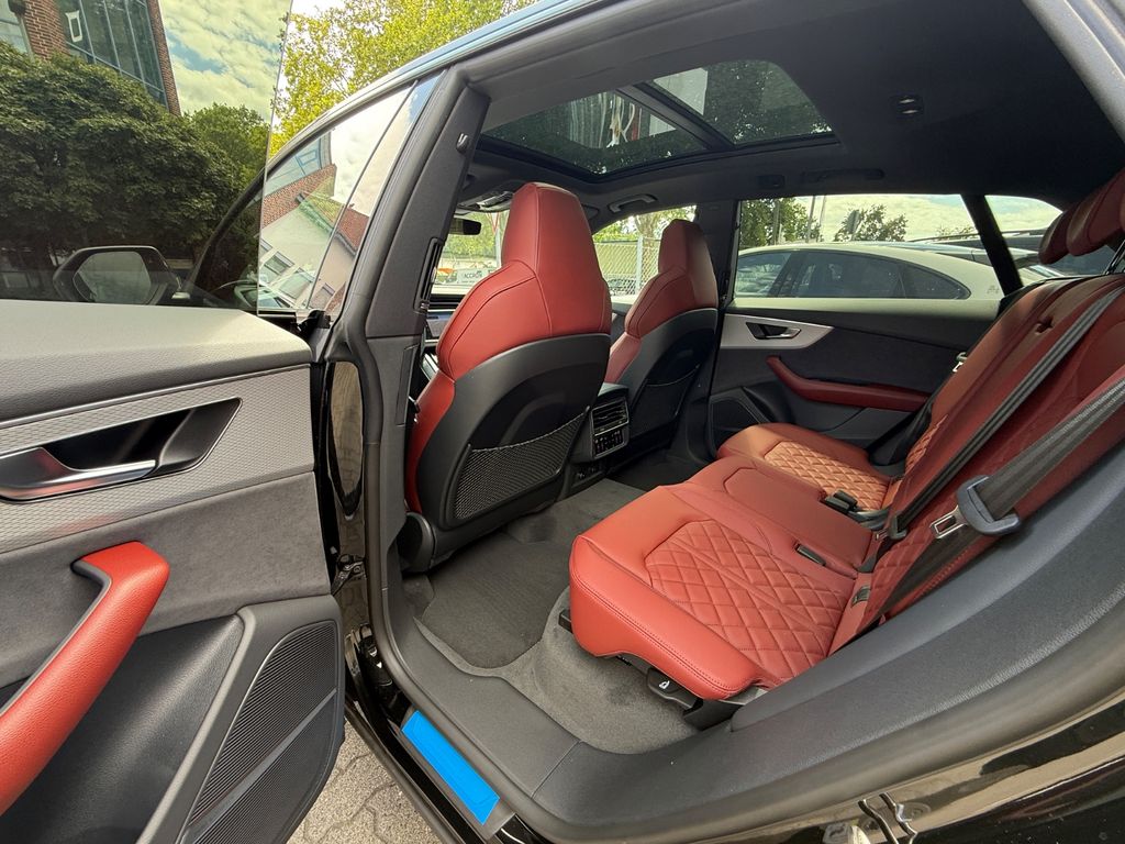 Audi SQ8 2025