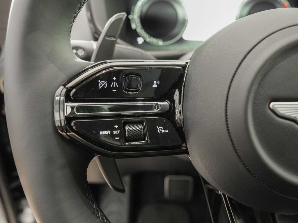 Aston Martin DBX 2025