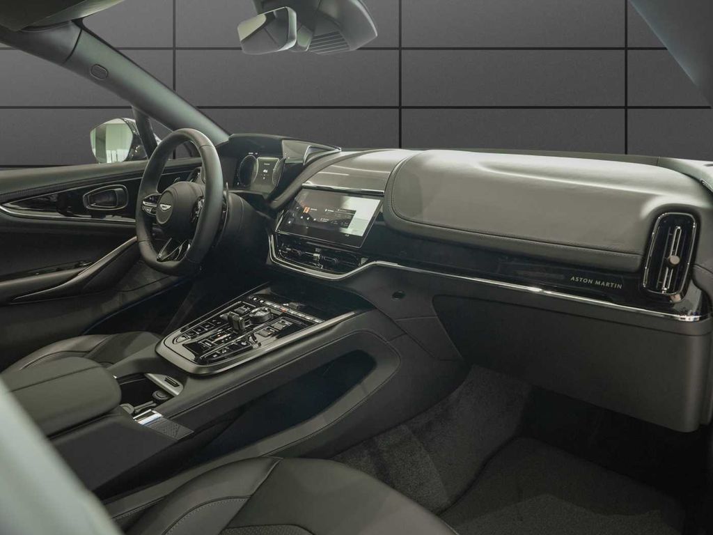 Aston Martin DBX 2025