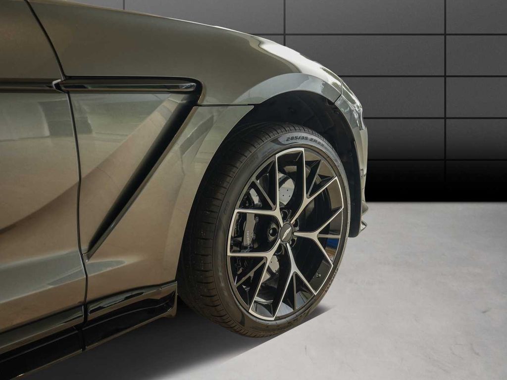 Aston Martin DBX 2025