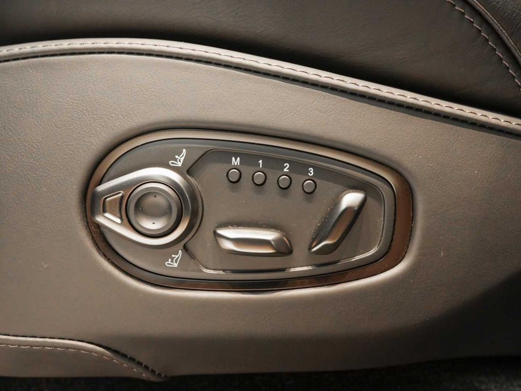 Aston Martin DBX 2025