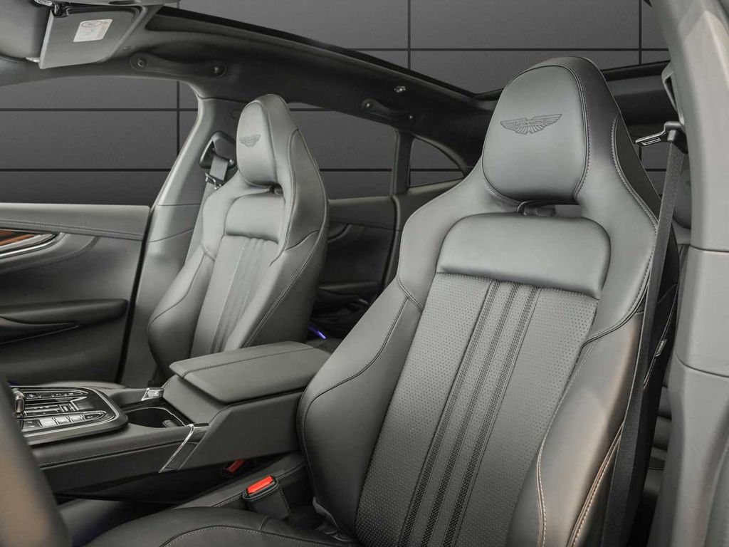 Aston Martin DBX 2025