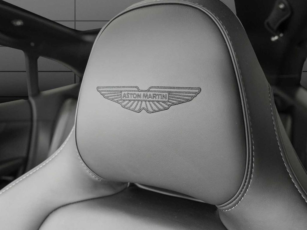 Aston Martin DBX 2025