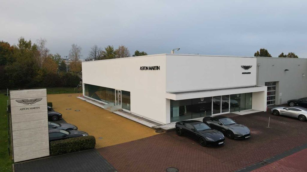 Aston Martin DBX 2025