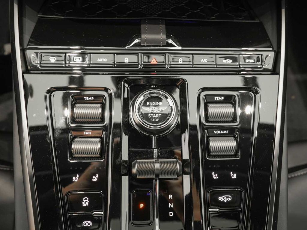 Aston Martin DBX 2025