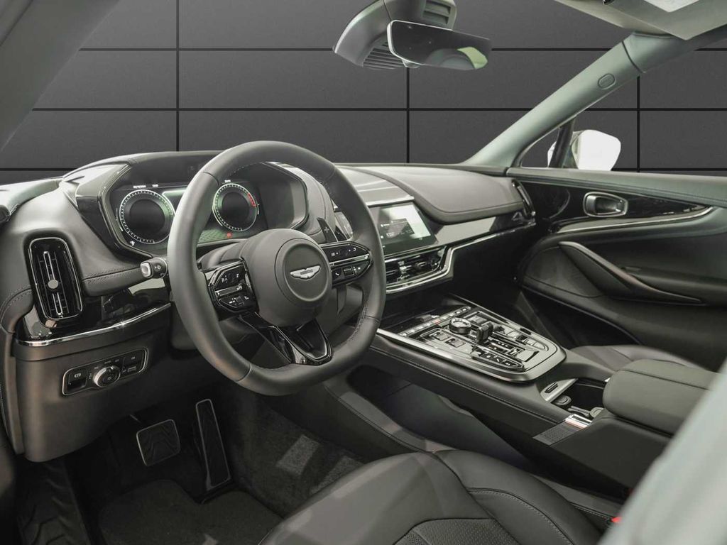 Aston Martin DBX 2025