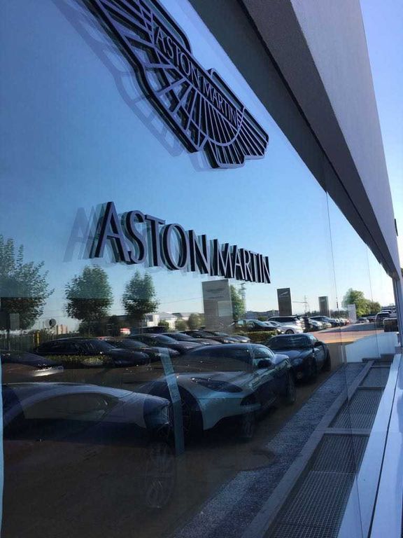Aston Martin DBX 2025