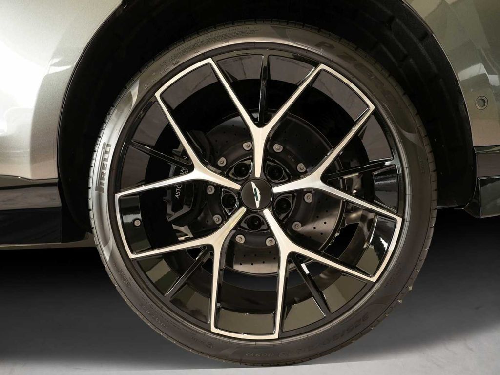 Aston Martin DBX 2025