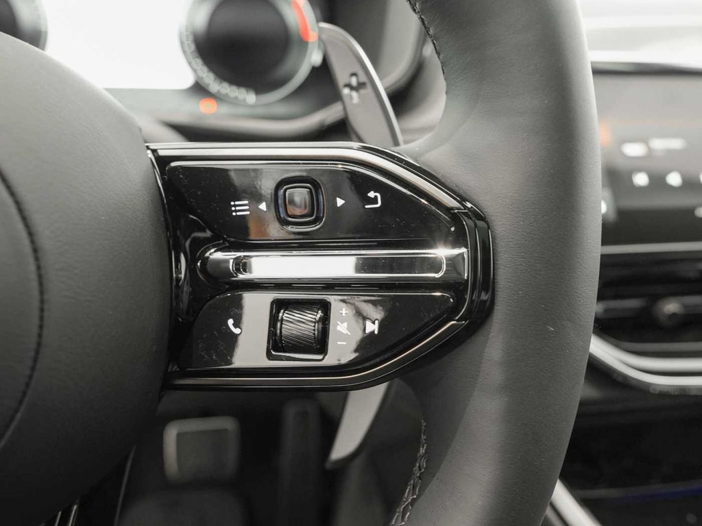 Aston Martin DBX 2025