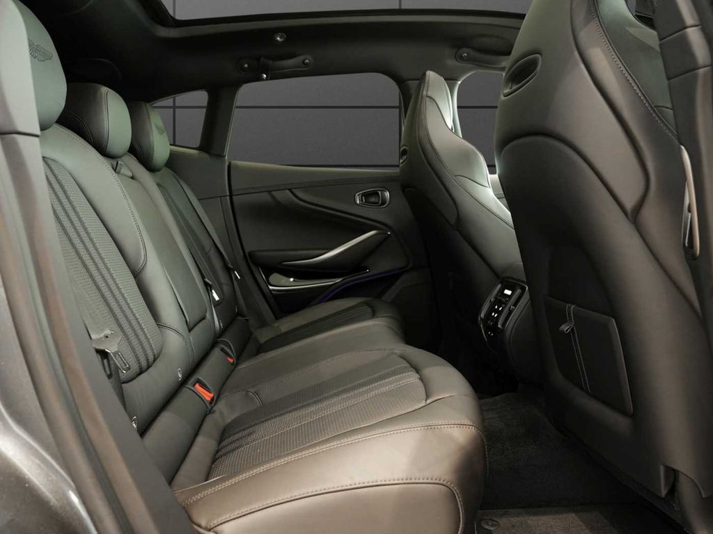 Aston Martin DBX 2025