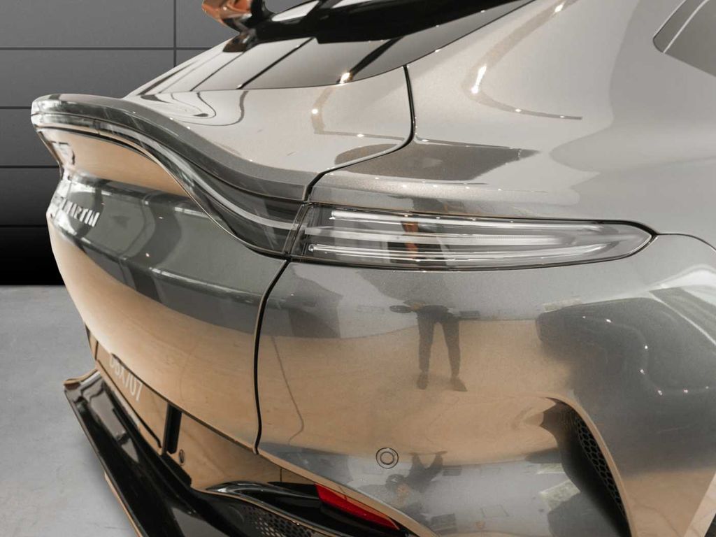 Aston Martin DBX 2025