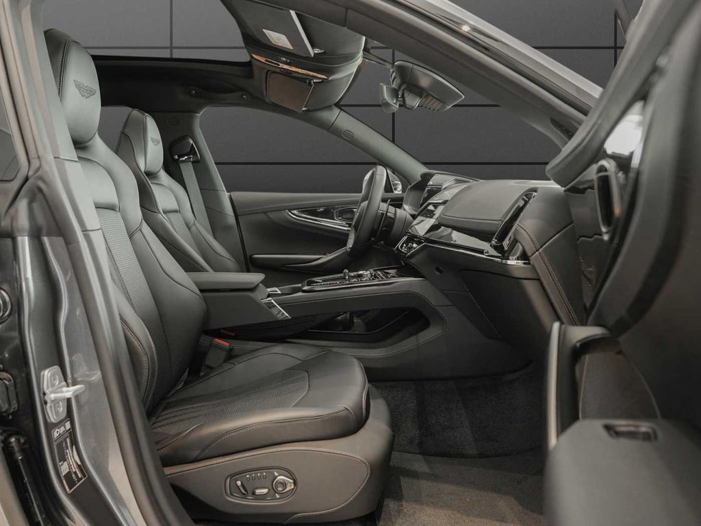 Aston Martin DBX 2025