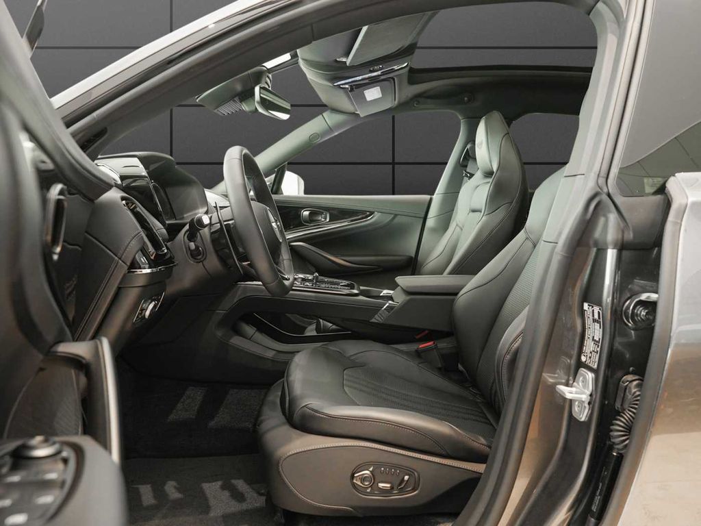 Aston Martin DBX 2025