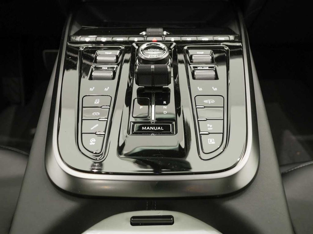 Aston Martin DBX 2025