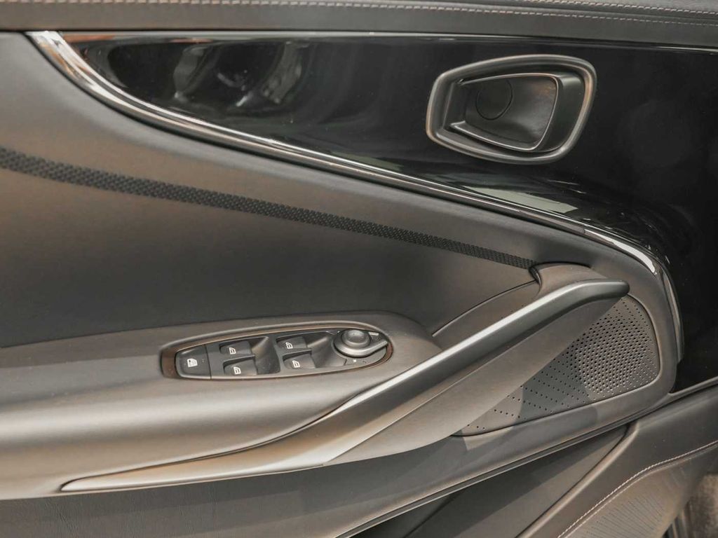 Aston Martin DBX 2025