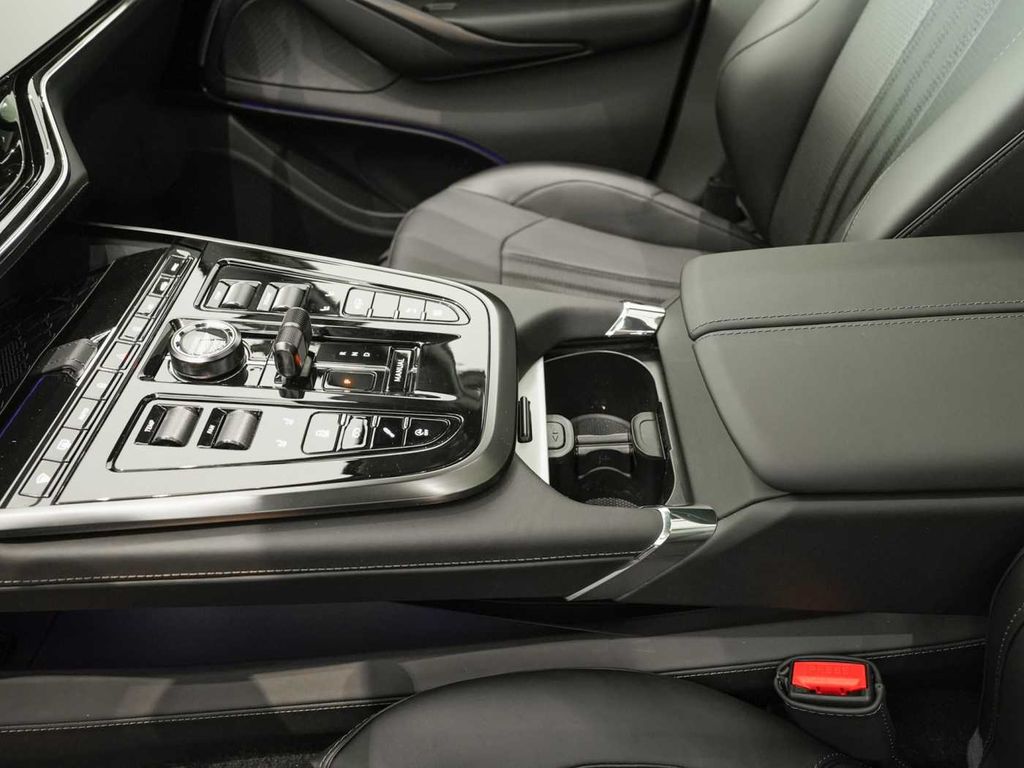 Aston Martin DBX 2025
