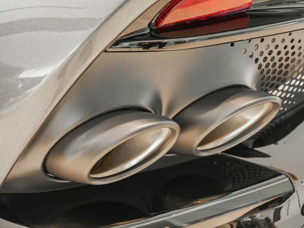 Aston Martin DBX 2025