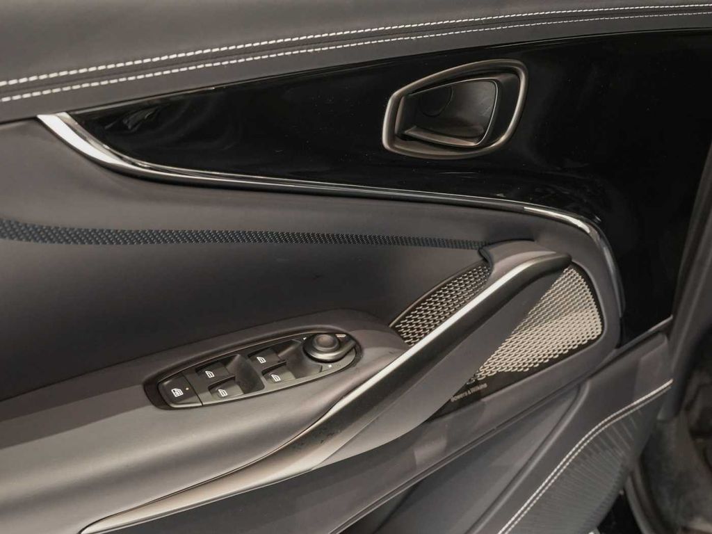 Aston Martin DBX 2025