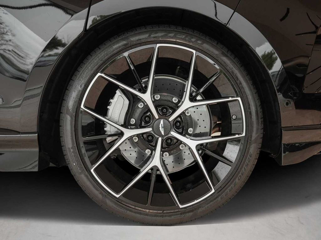 Aston Martin DBX 2025