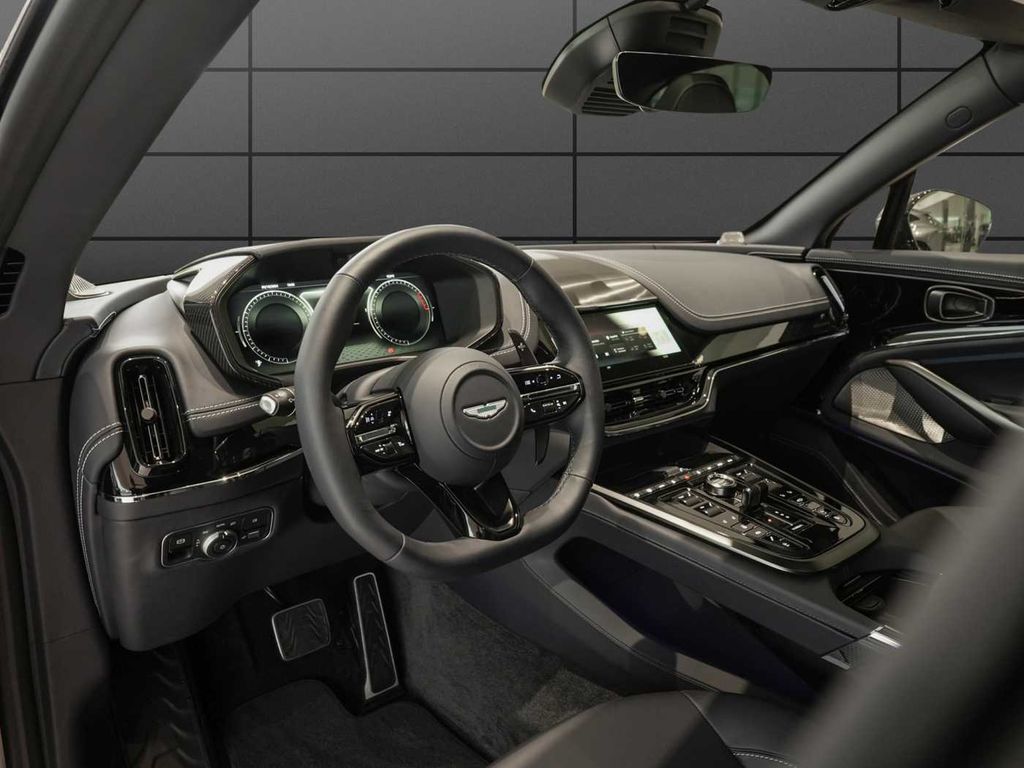 Aston Martin DBX 2025