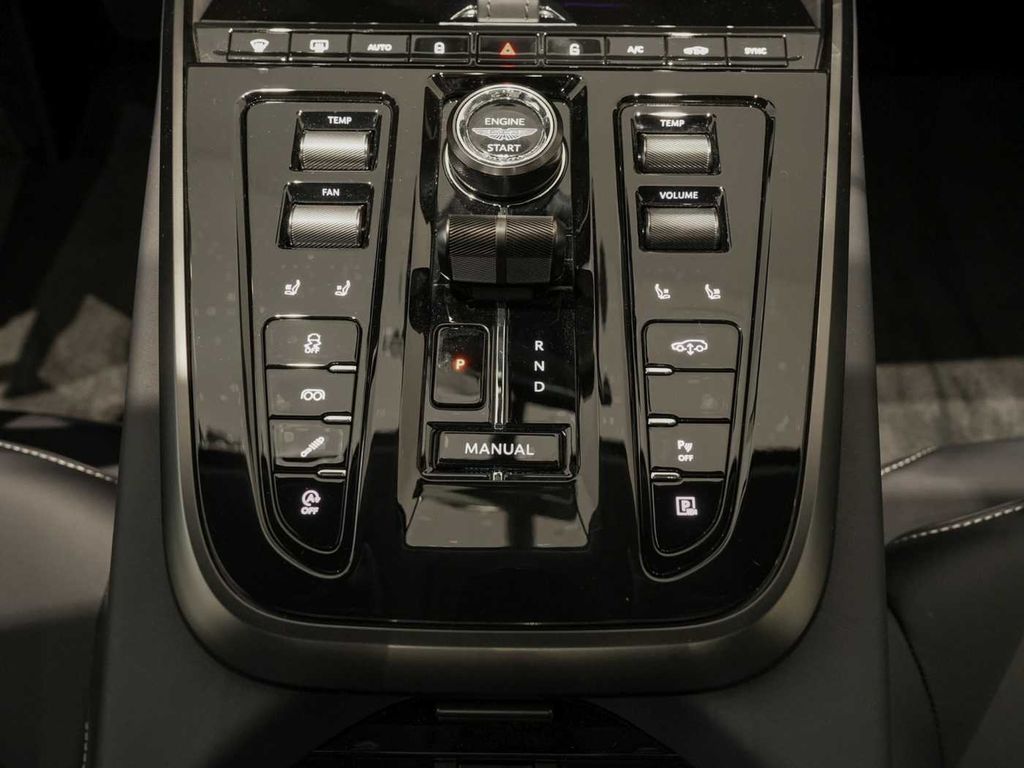 Aston Martin DBX 2025